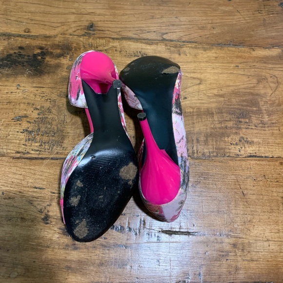 Carlos Great Condition Fuchsia Heels - Picture 3 of 5